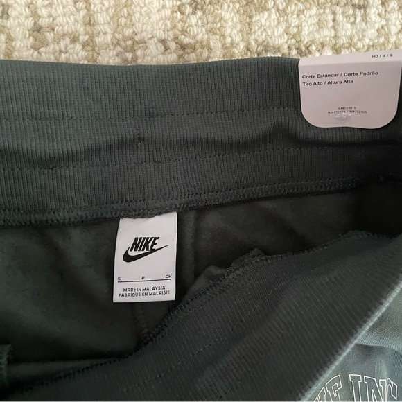Nike Sportswear Phoenix Fleece High Waisted Wide Leg Sweatpants - Picture 5 of 10